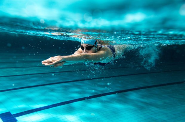 Yüzmek skolyozu düzeltir mi? Skolyozda hangi sporlar yapılmalı?