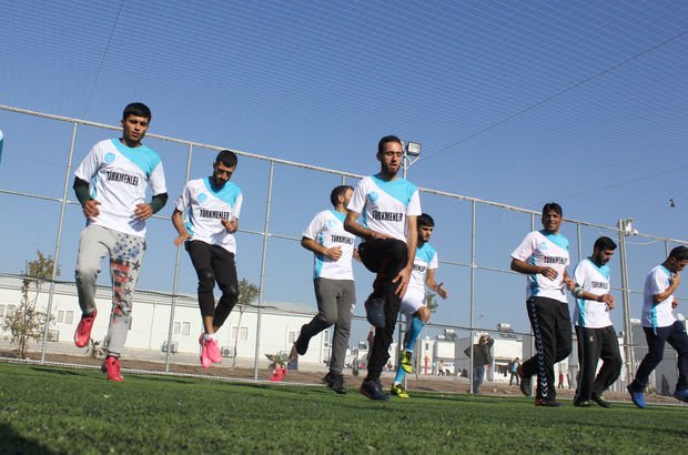 Suriye'den Osmaniye'ye göç eden gençler hayata futbolla tutunuyor