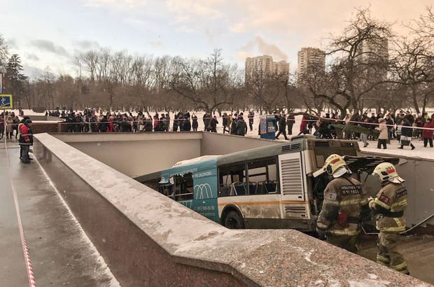 Rusya'da son dakika: Yolcu otobüsü yaya altgeçidine girdi: 5 ölü, 15 yaralı!