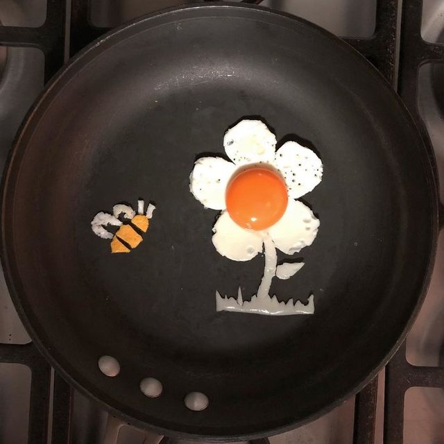 Sanat eseri gibi yumurtalar yapıyor!