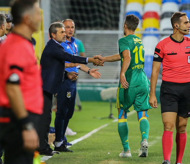Robin van Persie, Fenerbahçe tesislerinde elektronik sigara içiyor, takım fotoğrafına katılmadı! - Fenerbahçe haberleri