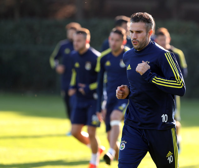 Robin van Persie, Fenerbahçe tesislerinde elektronik sigara içiyor, takım fotoğrafına katılmadı! - Fenerbahçe haberleri