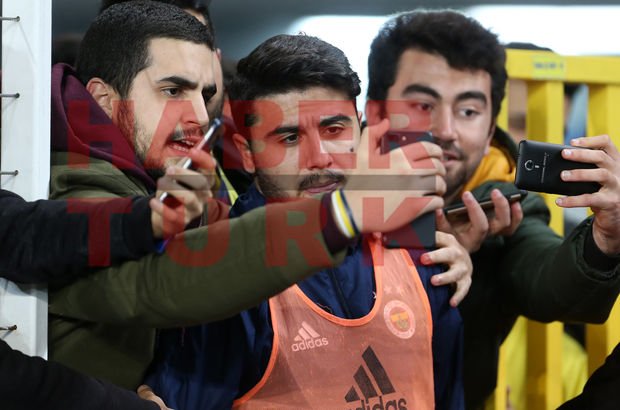 Ozan Tufan'a taraftar desteği - Fenerbahçe haberleri