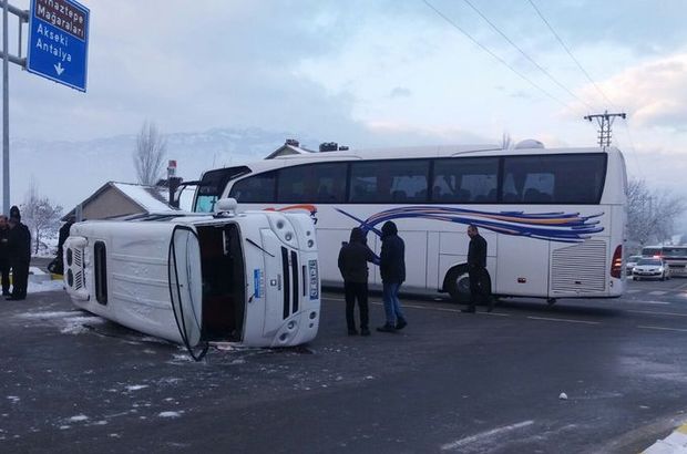 Konya'da öğrenci servisi ile yolcu otobüsü çarpıştı