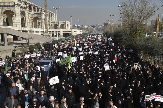 İran ayakta: Tahran'da rejim destekçileri de sokağa indi