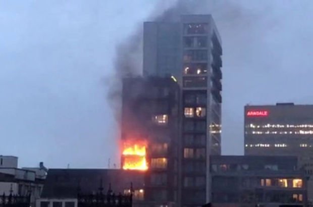 İngiltere'de 12 katlı binada yangın