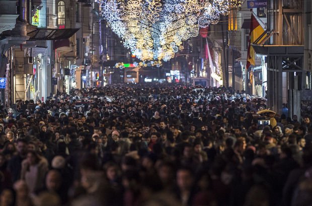 Vatandaşlar Yılbaşında İstiklal Caddesi'nde izdihama neden oldu
