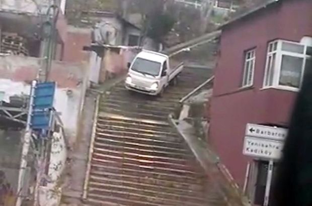 Kadıköy'de kestirmeden inmek isteyen sürücü merdivenlere sürdü