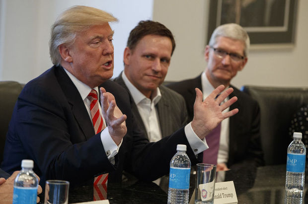 Donald Trump, Peter Thiel (ortada) ve Apple CEO'su Tim Cook