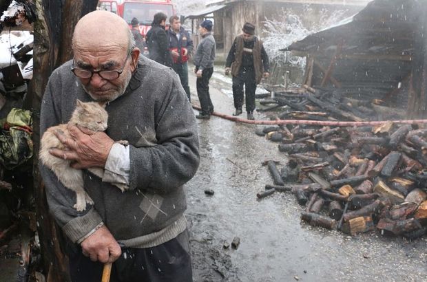 Bolu'da yaşlı adam evinin yanışını gözyaşları içinde izledi
