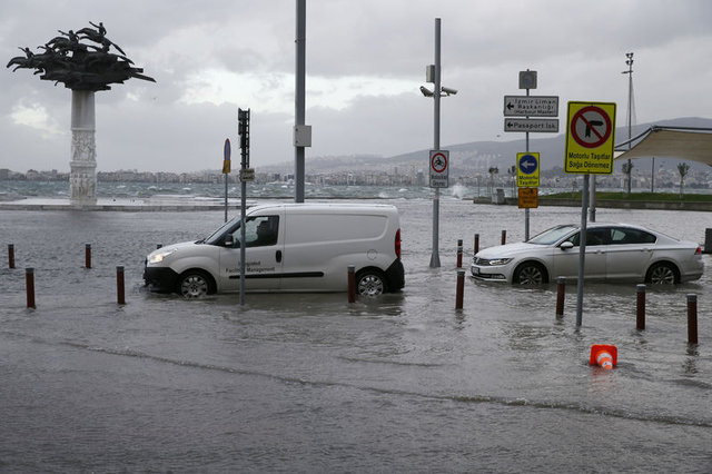 İzmir'de fırtına ve şiddetli yağışın ardından denizle kara birleşti