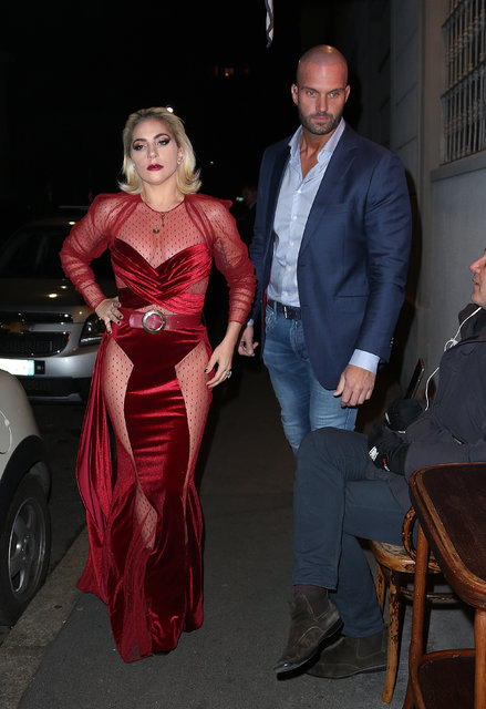 Lady Gaga bakışları üzerine çekti, Lady Gaga kırmızı elbisesiyle büyüledi - Magazin haberleri