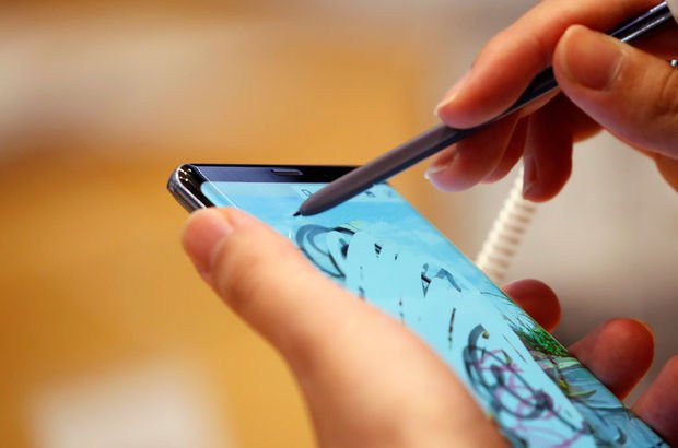 Samsung, iPhone X'un karşısına çerçevesiz ve çentiksiz bir rakip çıkaracak