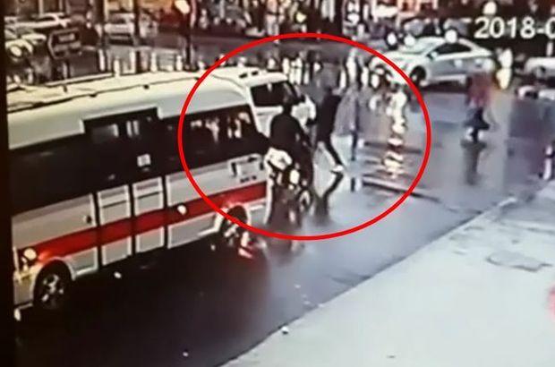 Mersin'de bir kişi müdürün aracına balta ile saldırdı