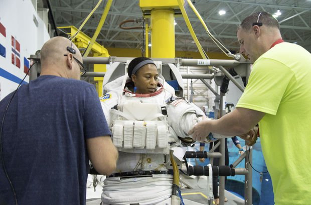 NASA, uzaya gitmeye hazırlanan siyahi kadın astronotun görevini iptal etti!