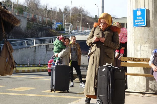Trabzon'da pistten çıkan uçaktaki bagajlar yolculara teslim ediliyor