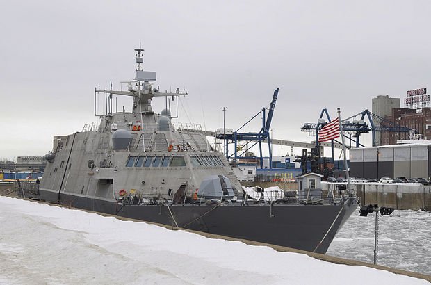 ABD savaş gemisi Montreal’de mahsur kaldı