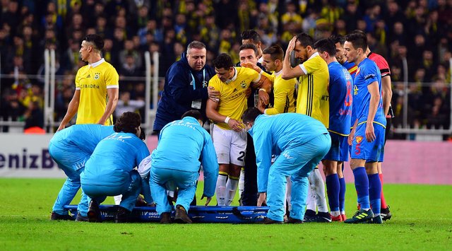 Göztepe maçında sakatlanan Giuliano'nun isteği doktorları şaşkına çevirdi! - Fenerbahçe haberleri - Giuliano nasıl sakatlandı?