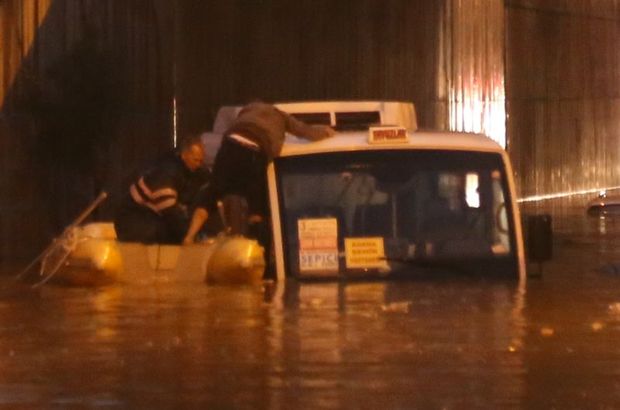 Adana'da minibüste mahsur kalan kişi botla kurtarıldı