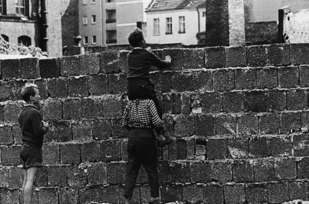Berlin Duvarı'nın son orijinal parçasını bulduğunu iddia etti! Dünya Haberleri