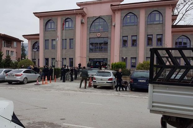 Sakarya'da adliye önünde silahlı kavga