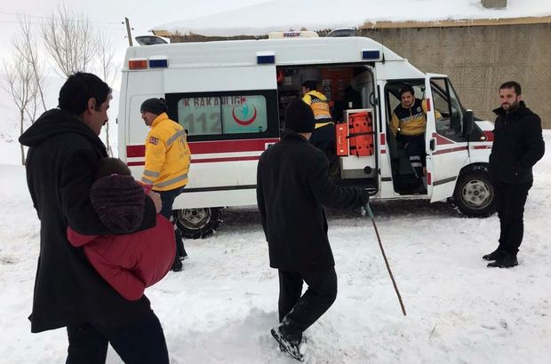 Sağlıkçıların bulunduğu ambulans kara saplandı