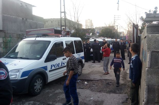 Adana'da polis aracına saldırı