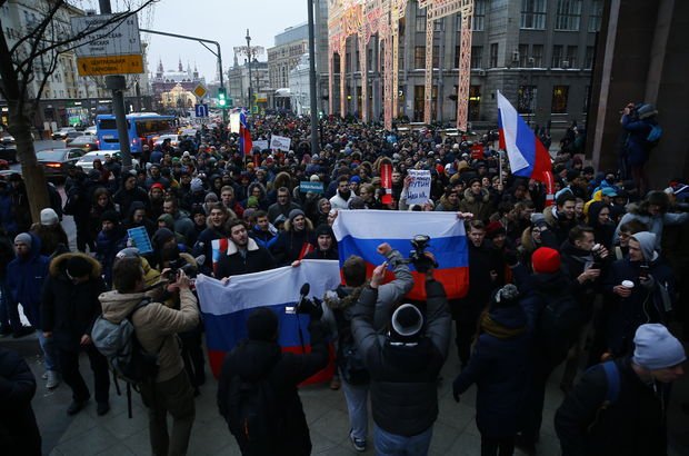 Rusya'da seçimleri protesto eden binlerce muhalif sokaklara çıktı