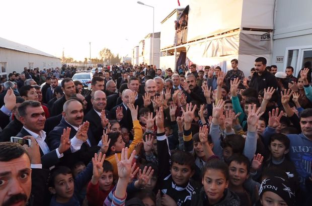 Bakan Soylu Suriyeli mültecilerin kaldığı konaklama merkezini ziyaret etti