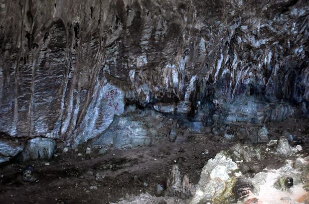 12 bin yıllık mağarayı yazı tahtasına çevirdiler