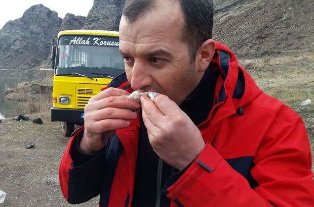 Sivas'ta bir kişi barajda tuttuğu balığı çiğ yedi
