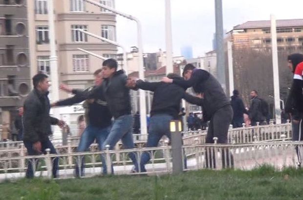 Taksim Meydanı'nda tekme ve tokatlı kavga