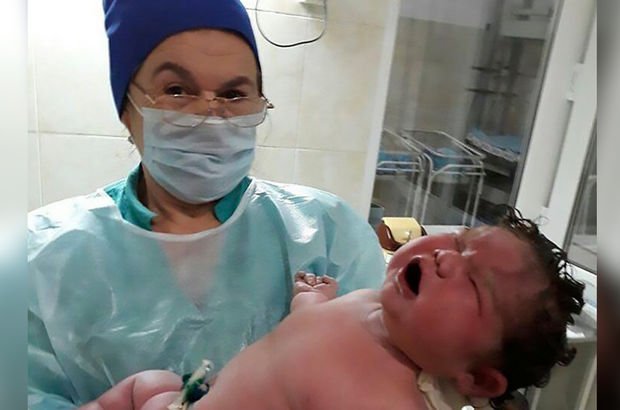 Rusya'da 6 buçuk kiloluk bebeği evde tek başına doğurdu!