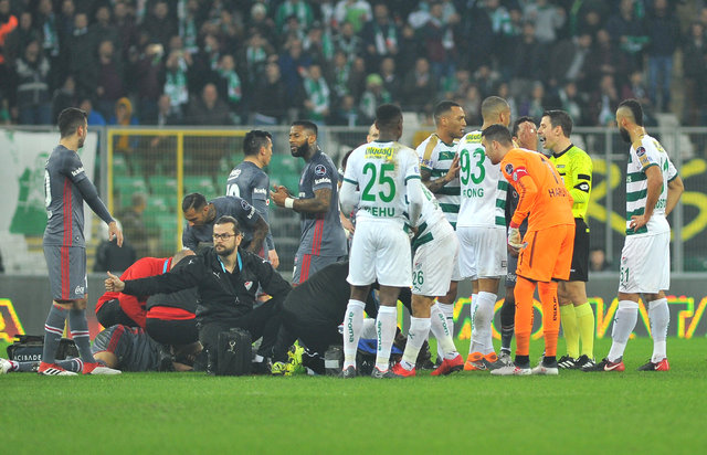 Bursaspor-Beşiktaş maçında sinirler gerildi İşte o anlar Bursaspor-Beşiktaş maçında sinirler gerildi İşte o anlar