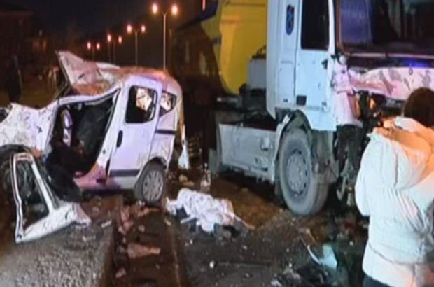 İstanbul’da feci kaza! Hafriyat kamyonu ile araç çarpıştı