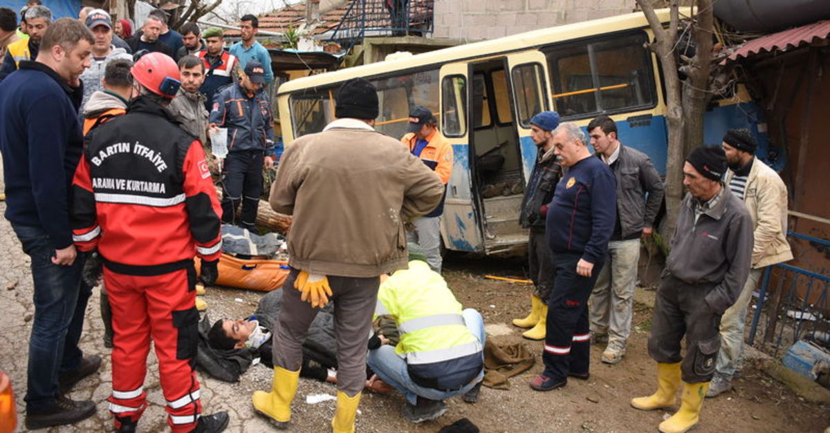 Bartın'da minibüs evin duvarına çarptı