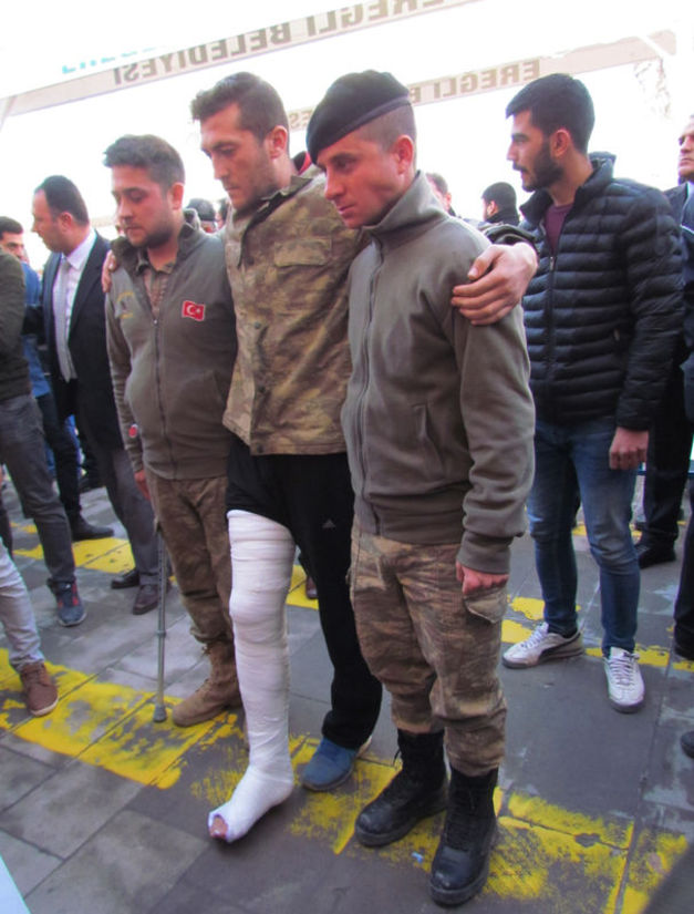 Afrin'de gazi olan Serkan Köroğlu, harekatta şehit olan Uzman Çavuş Nurullah Seçen'in cenazesine katılmıştı...