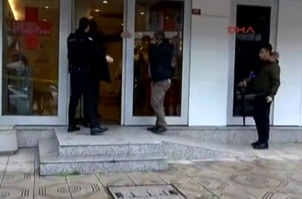 Üsküdar'da banka soygunu! Polis soyguncunun peşinde