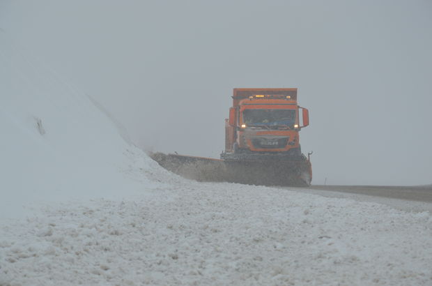 Tendürek Geçidi'nde kar yağışı ulaşımı engelliyor