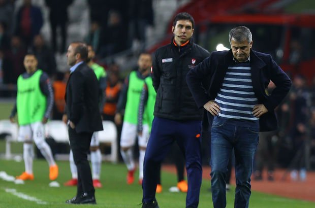 Şenol Güneş, Konyaspor Beşiktaş maçındaki puan kaybı sonrası soyunma odasında özeleştiri yaptı!