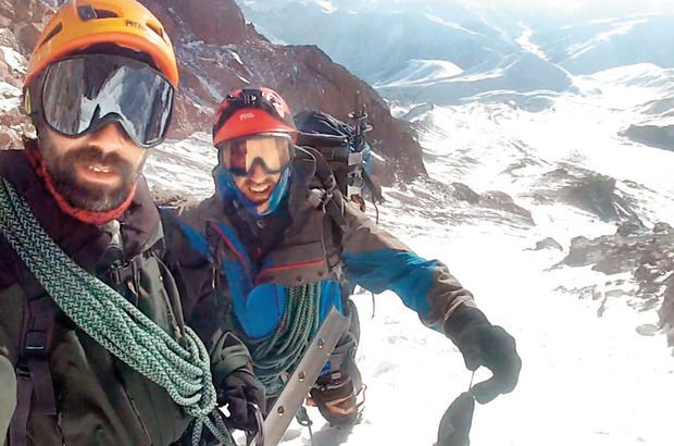 Türk dağcılar arkadaşları için Kazbek Dağı’nın zirvesine çıktılar