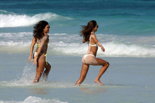 Victoria's Secret modellerinden Alessandra Ambrosio Meksika tatilini sürdürüyor.