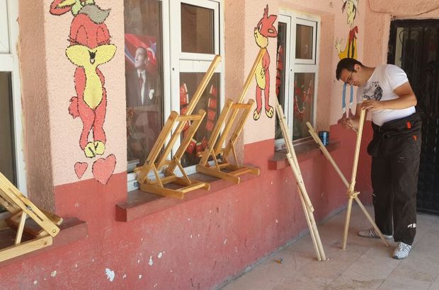 Öğretmen maaşıyla köy okulunun sınıflarını yeniliyor