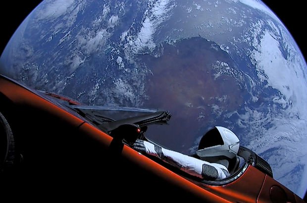 Elon Musk'ın uzaya yolladığı araba Dünya'ya çarpabilir!