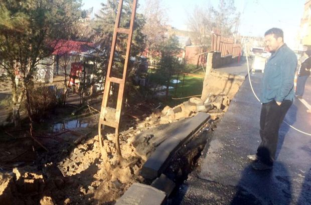 Diyarbakır Silvan'da hastanenin istinat duvarı çöktü