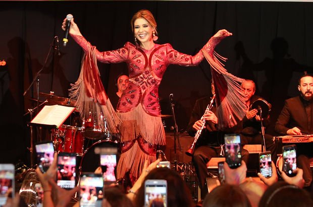 Gülben Ergen, 2500 kadınla birlikte şarkı söyledi - Magazin haberleri