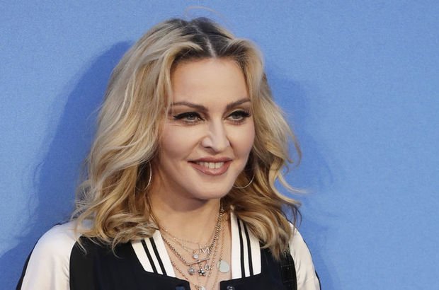 Madonna'dan üstsüz selfie - Magazin haberleri