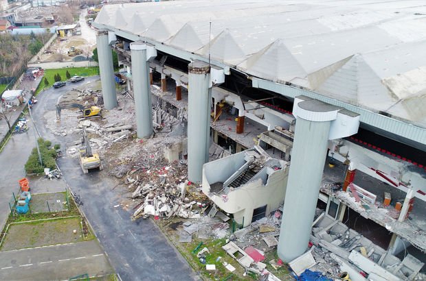 Asbest tehlikesi Abdi İpekçi Spor Salonu yıkımıyla yeniden gündeme geldi