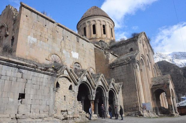 Erzurum'da 11 asırlık kiliseyi ayakta tutan kriko ve kütük kaldırılacak