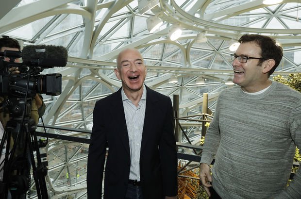 Jeff Bezos her geçen gün daha da zengin oluyor, arayı açıyor